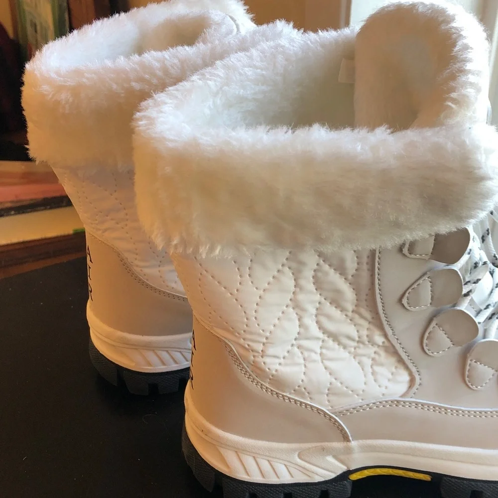 Fashion Air white lined boots size youth 4